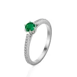 Pierścionek z białego złota ze szmaragdem AJPZ_028 Pierścionek z białego złota ze szmaragdem AJPZ_028